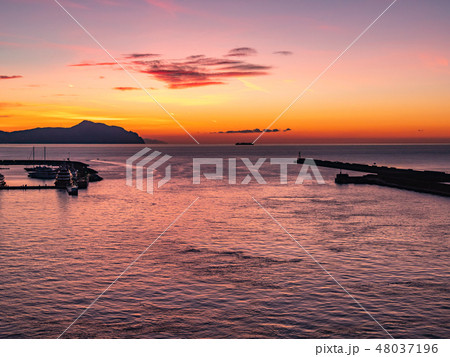 イタリア ジェノバ 朝焼け 48037196