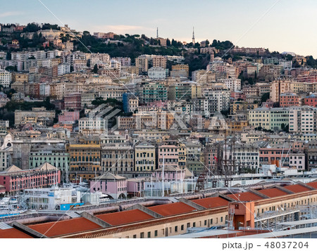 イタリア ジェノバ 街並み 48037204