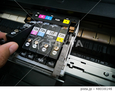 Used cartridges are removed to replace new ones. Used cartridges are removed to replace new ones. 48038146