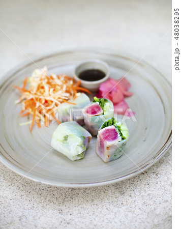 Rolls with seared tuna with green salad  48038295