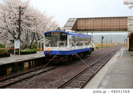 のと鉄道　七尾線　【能登中島駅 ( 愛称・演劇ロマン駅) 】 48041568