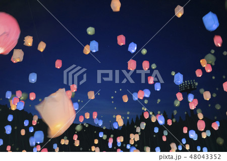 スカイランタンのイメージ　 48043352