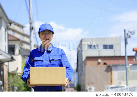 荷物を運ぶ女性配達員 48043470