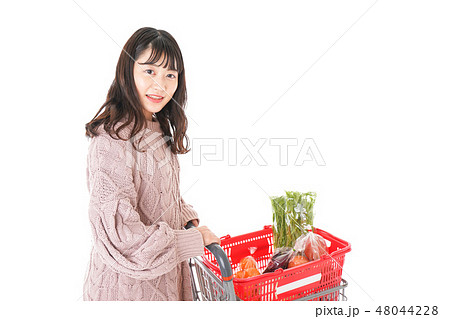 スーパーで買い物をする若い女性 スーパーで買い物をする若い女性 48044228