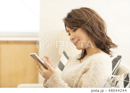 女性 ライフスタイル スマホ SNS インターネット 女性 ライフスタイル スマホ SNS インターネット 48044244