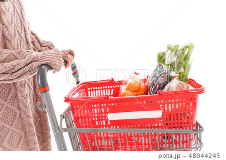 スーパーで買い物をする若い女性 48044245