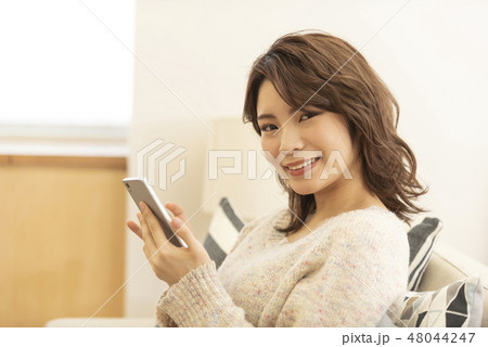 女性　ライフスタイル　スマホ　SNS　インターネット 48044247