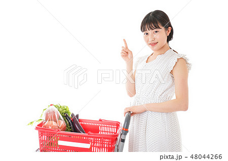 スーパーで買い物をする若い女性 スーパーで買い物をする若い女性 48044266