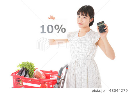 スーパーで買い物をする若い女性 スーパーで買い物をする若い女性 48044279