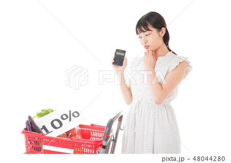 スーパーで買い物をする若い女性 48044280
