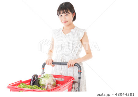 スーパーで買い物をする若い女性 スーパーで買い物をする若い女性 48044281