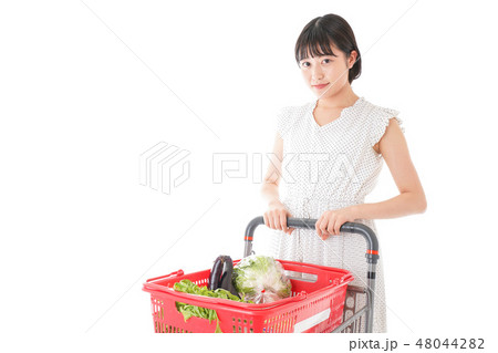 スーパーで買い物をする若い女性 スーパーで買い物をする若い女性 48044282