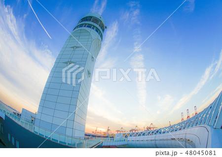 横浜港シンボルタワーの階段と夕景 48045081