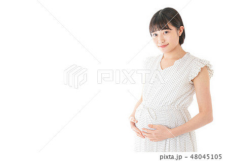 妊娠した若い女性 48045105