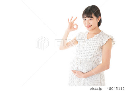 妊娠した若い女性 48045112