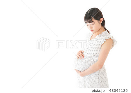 妊娠した若い女性 48045126