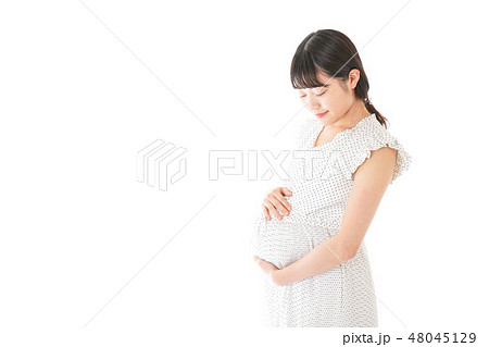 妊娠した若い女性 48045129