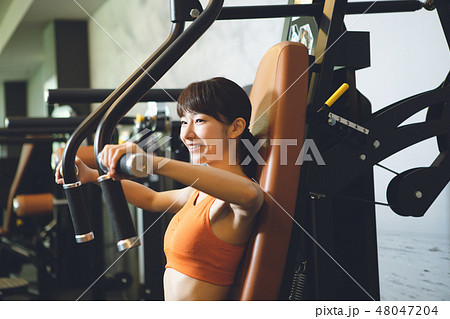 ジムでトレーニングをする若い女性 48047204