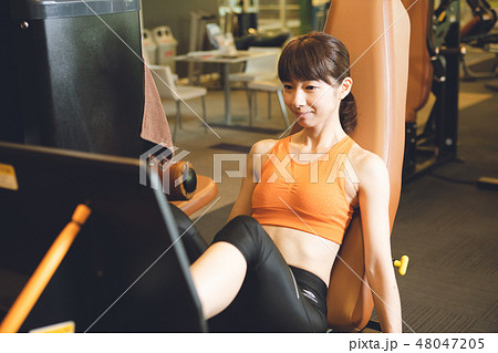 ジムでトレーニングをする若い女性 48047205