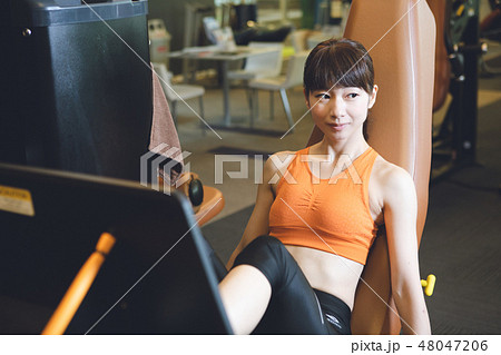 ジムでトレーニングをする若い女性 48047206