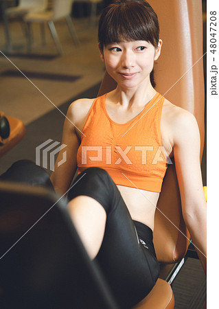 ジムでトレーニングをする若い女性 48047208
