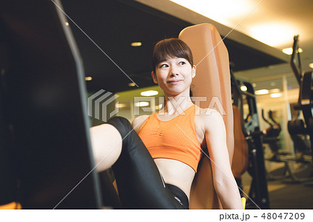 ジムでトレーニングをする若い女性 48047209