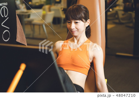ジムでトレーニングをする若い女性 48047210
