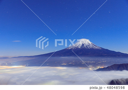 富士山と雲の共演(笠・吊るし・雲海) 富士山と雲の共演(笠・吊るし・雲海) 48048598