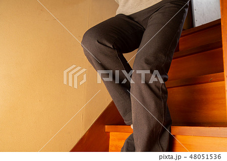 シニア　階段 48051536
