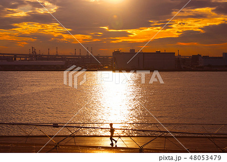 【横浜の風景】横浜大さん橋から見える朝日 【横浜の風景】横浜大さん橋から見える朝日 48053479
