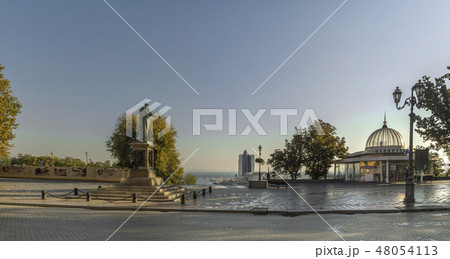 Odessa seaside boulevard in the autumn morning Odessa seaside boulevard in the autumn morning 48054113