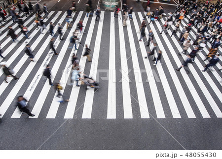 群衆 行き交う人々 雑踏 交差点 都市風景 イメージ素材 群衆 行き交う人々 雑踏 交差点 都市風景 イメージ素材 48055430