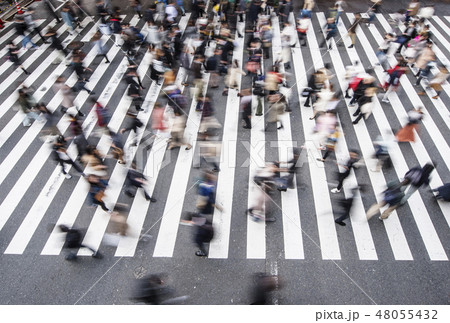 群衆 行き交う人々 雑踏 交差点 都市風景 人混み イメージ素材 の写真素材