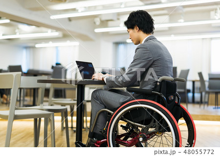 日本ユニバーサルマナー協会監修素材 障害者 車椅子 ビジネス 48055772