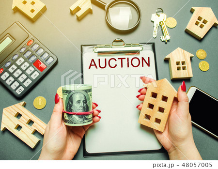 Table with the word Auction. The women  48057005