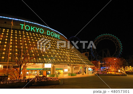 2月 水道橋15東京ﾄﾞｰﾑと後楽園 夜景の写真素材