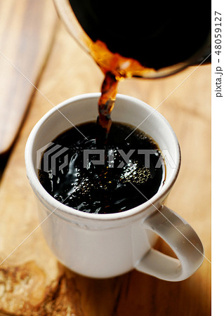 マグカップに注がれるコーヒー 48059127