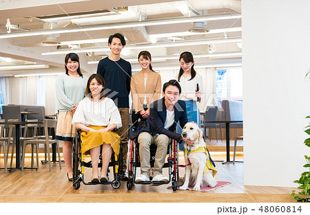 日本ユニバーサルマナー協会監修素材 障害者 車椅子 ビジネス 48060814