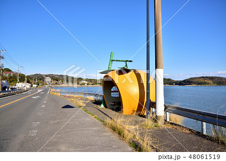 フルーツバス停　阿弥陀﨑バス停　背景は有明海　長崎県諫早市小長井町 48061519