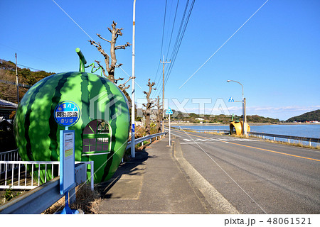 フルーツバス停　阿弥陀﨑バス停　背景は有明海　長崎県諫早市小長井町 48061521