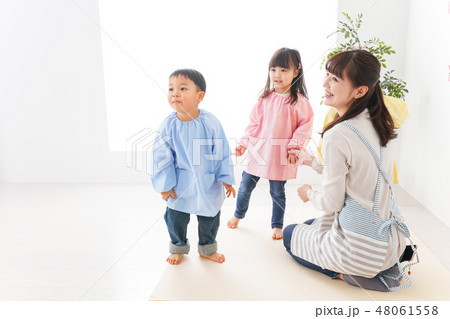 保育士と子どもたち 保育士と子どもたち 48061558