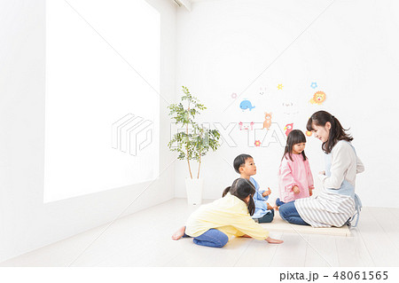 保育士と子どもたち 48061565