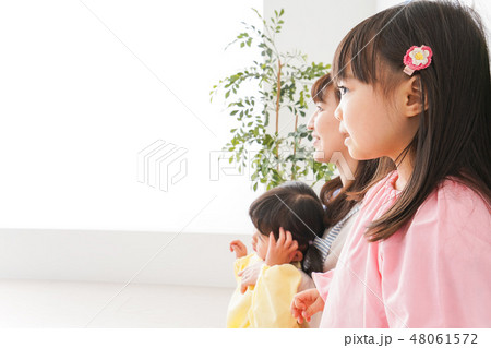保育士と子どもたち 48061572
