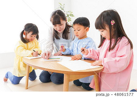 保育士と子どもたち 48061577