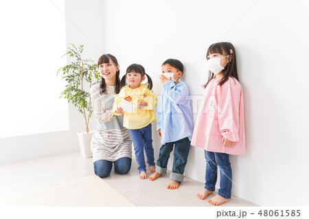 保育士と子どもたち 48061585