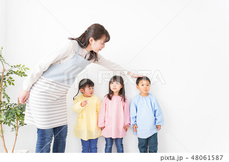保育士と子どもたち 保育士と子どもたち 48061587