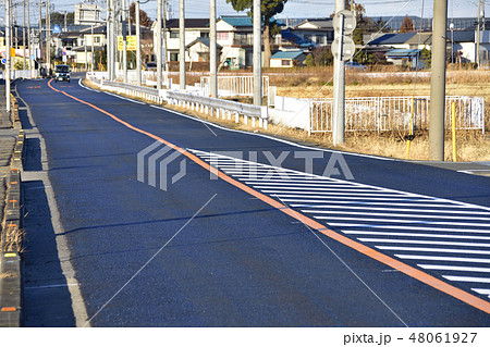 舗装したてのアスファルト舗装道路 48061927