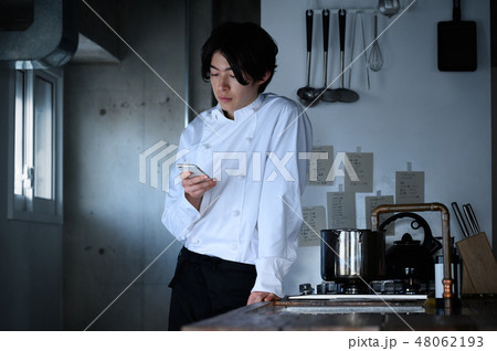 キッチン　レストラン　男性 48062193