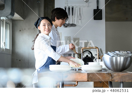 キッチン　レストラン　男女 48062531