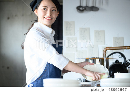 キッチン レストラン 女性 キッチン レストラン 女性 48062647